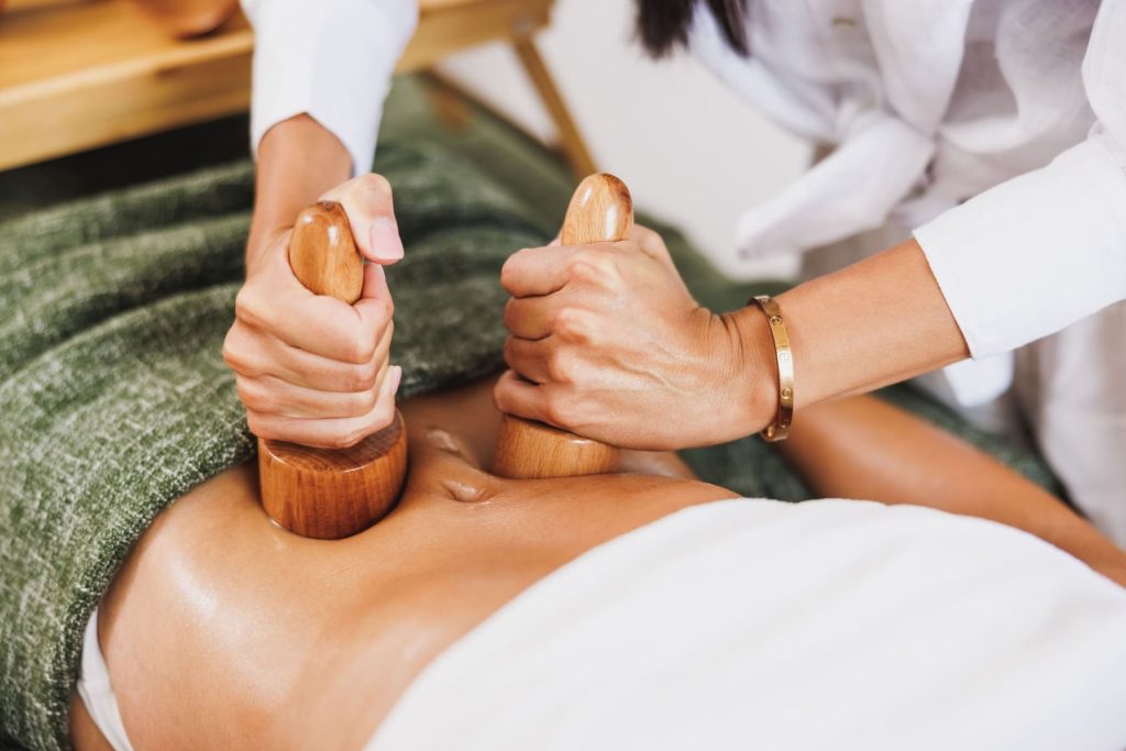 Sesión de maderoterapia abdominal con cubos de madera en Clínica Klenner Valencia.